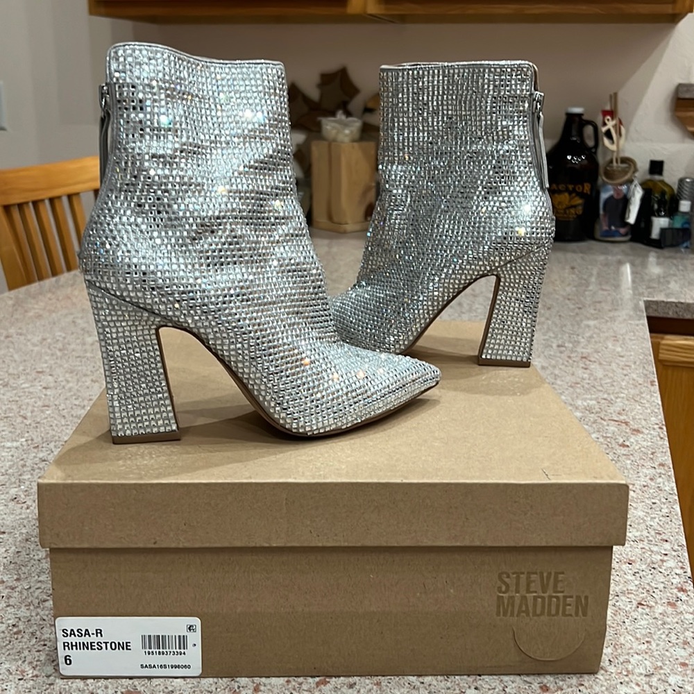 Steve Madden SASA-A Rhinestone Boots Size 6